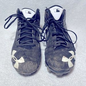 Used Boys size 4 Under Armour baseball cleats  black/white